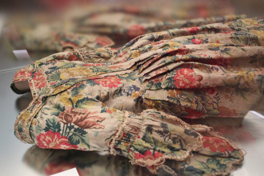 Robe à l’anglaise, 1765. Light gray self-figured silk brocaded with polychrome silk thread in a pattern of pomegranates, poppies, and other flowers.